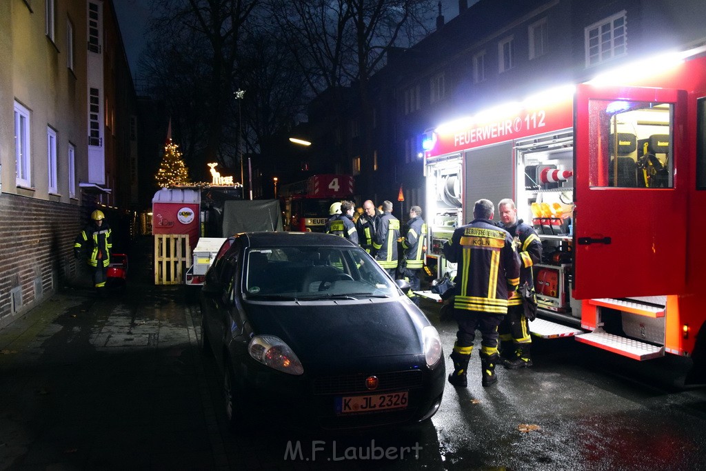 Feuer 2 Y durch Weihnachtsbaum  Koeln Ehrenfeld Alpenerstr P60.JPG - Miklos Laubert